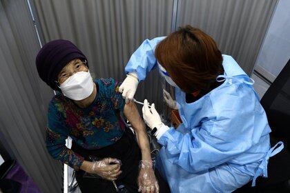 FOTO DE ARCHIVO: Una anciana surcoreana recibe su primera dosis de la vacuna de Pfizer-BioNTech contra el coronavirus en un centro de vacunación en Seúl, Corea del Sur, el 1 de abril de 2021. Chung Sung-Jun / Pool vía REUTERS
