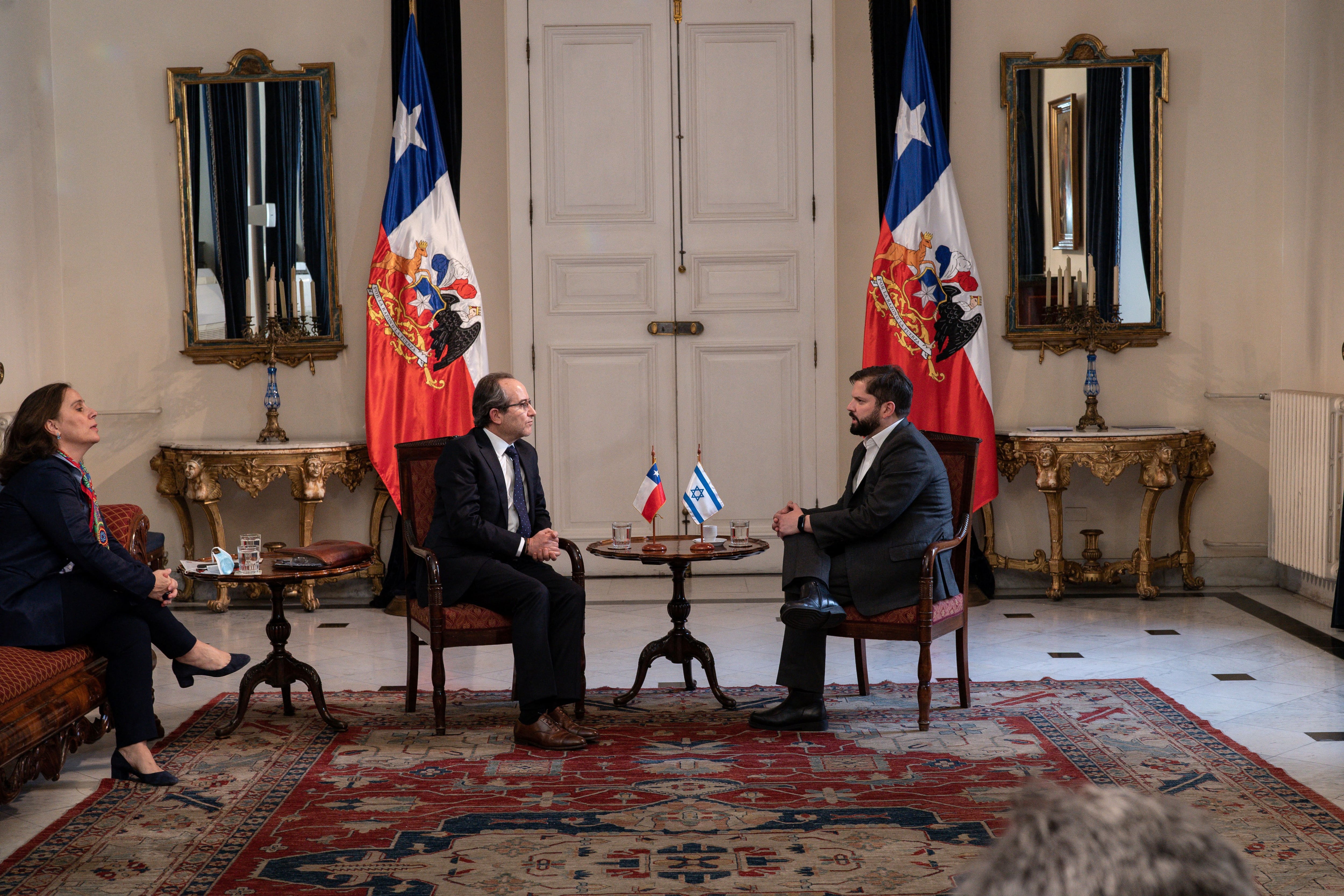 El embajador israelí junto al presidente chileno, Gabriel Boric