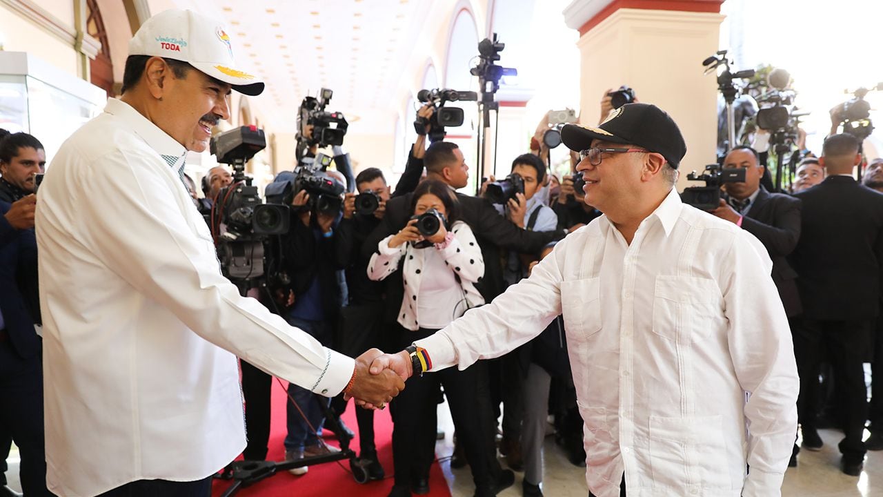 El presidente Gustavo Petro y el dictador Nicolás Maduro coinciden en que la paz política en Venezuela puede ser la paz militar en Colombia