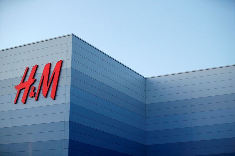 FOTO DE ARCHIVO: Almacén de H&M; en Magna Park en Milton Keynes, Reino Unido, 26 de septiembre de 2021. Foto tomada el 26 de septiembre de 2021. REUTERS/Andrew Boyers