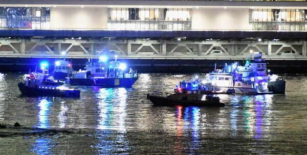 Los servicios de emergencia operando en el Río Este en Nueva York (AFP)