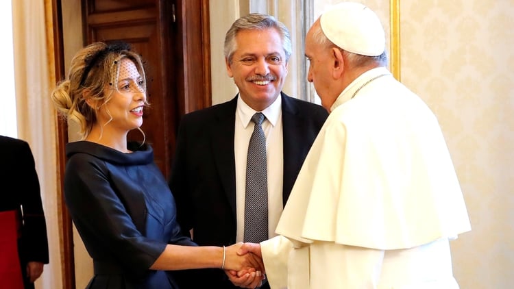 Alberto Fernández, Fabiola Yañez y el papa Francisco (Reuters)