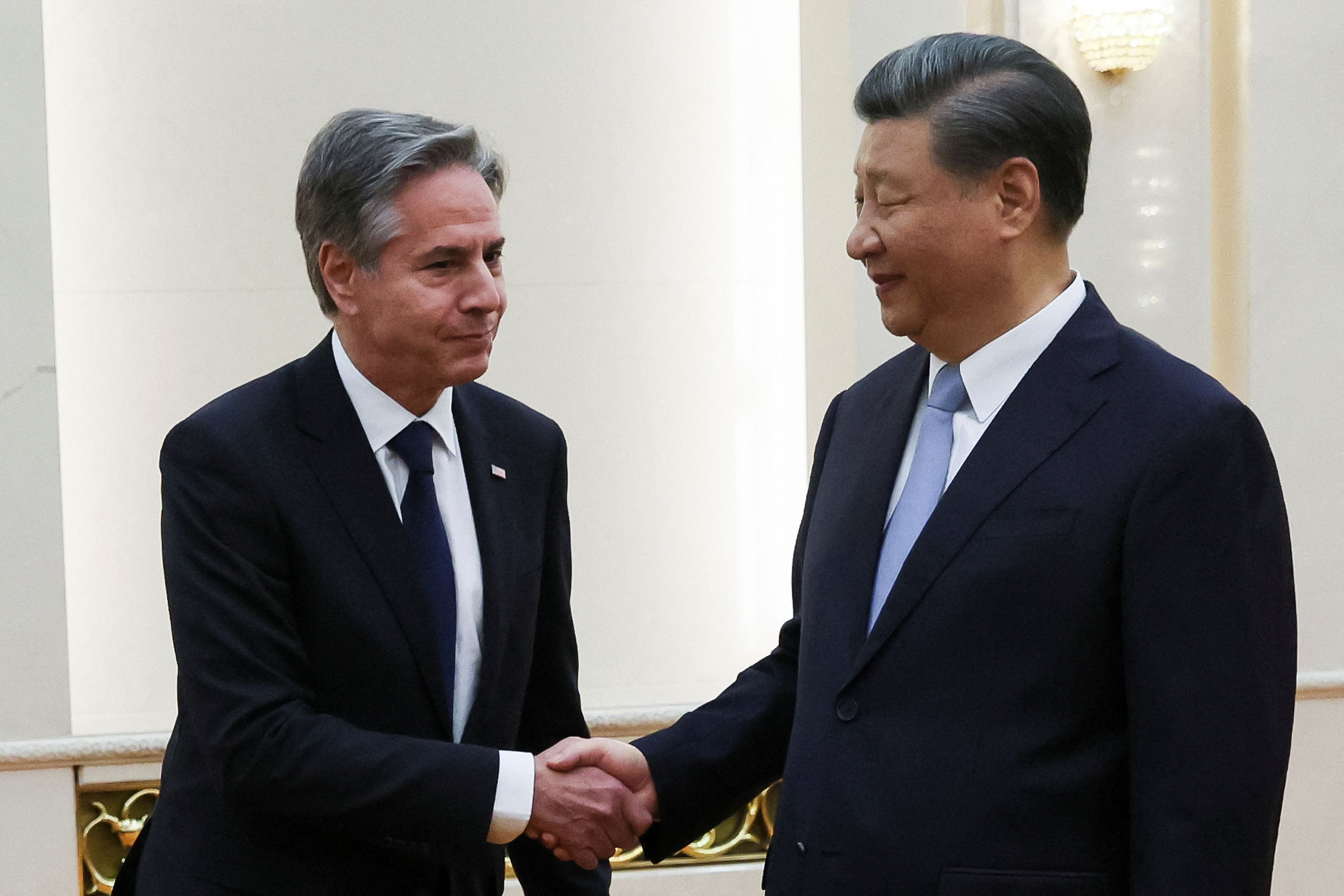 El Secretario de Estado estadounidense Antony Blinken estrecha la mano del Presidente chino Xi Jinping en el Gran Salón del Pueblo (REUTERS/Leah Millis/Pool)