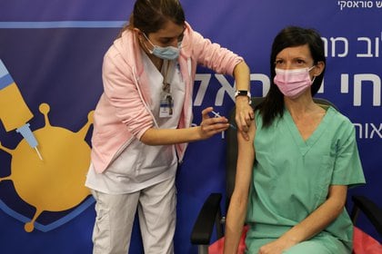 Una trabajadora de la salud recibe la segunda dosis de la vacuna en el centro médico Sourasky en Tel Aviv, Israel (REUTERS/ Ronen Zvulun)