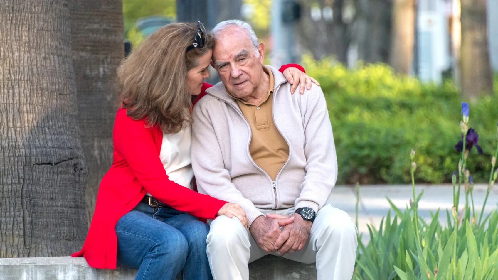 Una persona con Alzheimer junto a su hija (Getty Images).