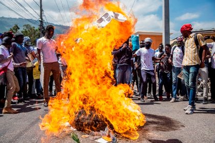 Decenas de estudiantes de la Universidad Estatal de Haití fueron registrados este martes al protestar por la inseguridad general y por el homicidio del presidente del Colegio de Abogados (EFE/Jeanty Emmanuel)