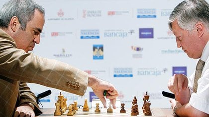 Desde que empezaron a competir en 1984, Kasparaov y Karpov envejecieron enfrentándose en el ajedrez y en la política. Hoy son requeridos para charlas y presentaciones en distintos lugares del mundo.