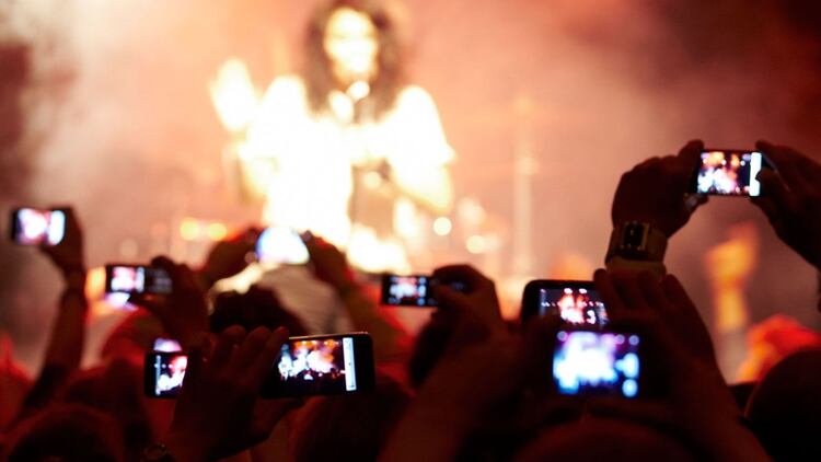 Una encuesta realizada en Argentina determinó que el celular genera la mayor molestia en los recitales en vivo