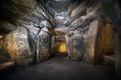 La cámara funeraria central en Newgrange, una tumba irlandesa de 5.000 años de antigüedad en el valle del río Boyne, cerca de Dublín (Ken Williams a través de The New York Times)