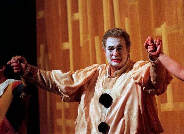 Fotografía de archivo del 27 de septiembre de 1999 del tenor Plácido Domingo durante una ovación final tras dos óperas de un acto, 