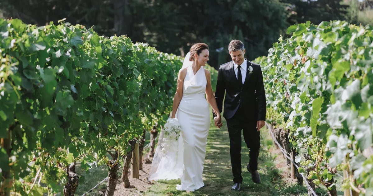 Dopo anni di ritardo, l'ex primo ministro neozelandese Jacinda Ardern si è sposata
