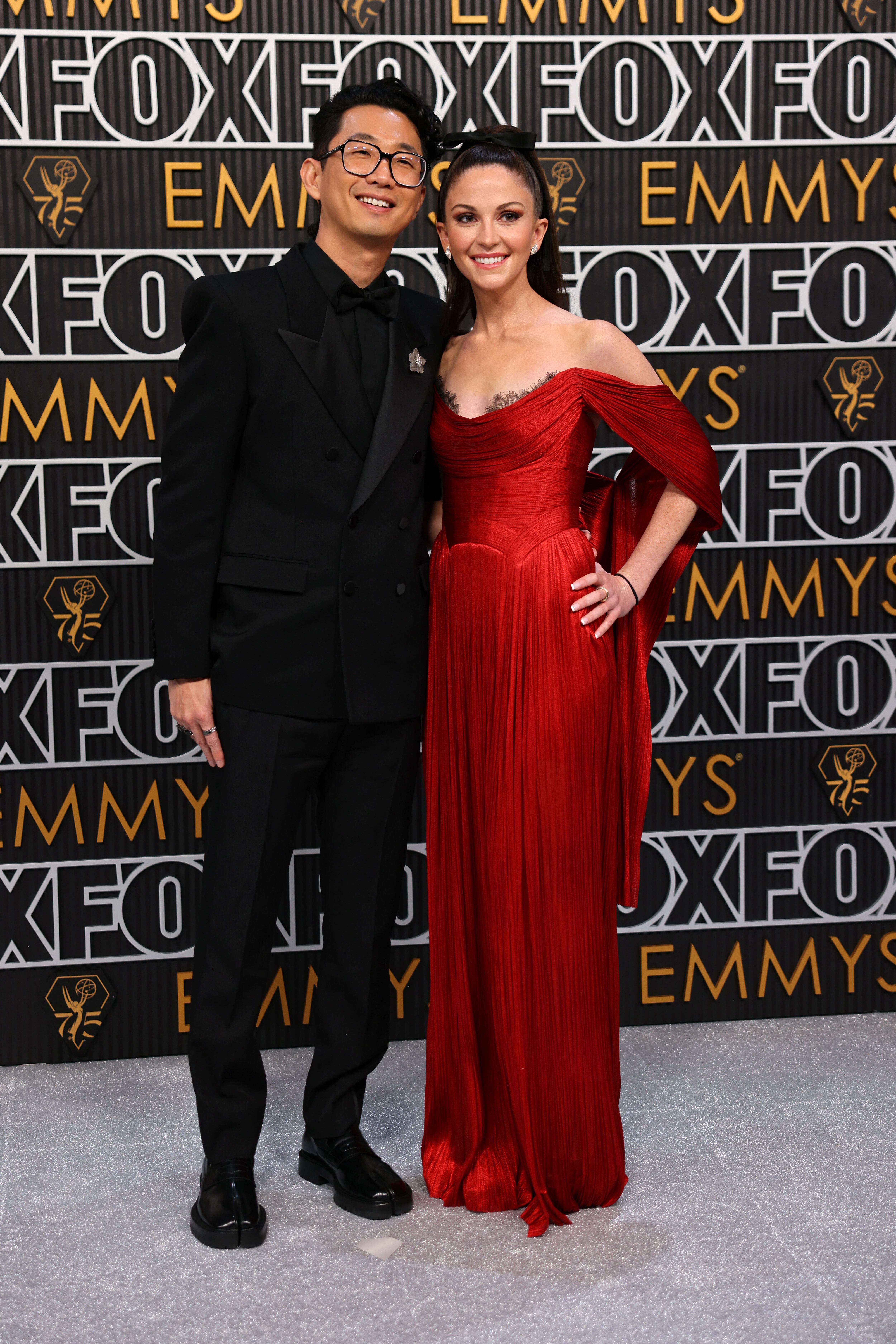 Lee Sung Jin y Caitlin Solone antes de la ceremonia de los Emmys /REUTERS/Mike Blake