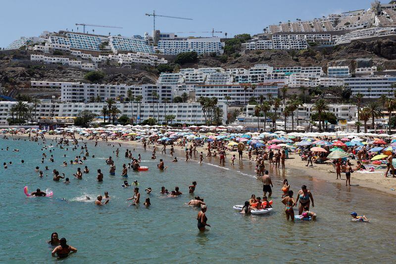 Turistas se bañan y toman el sol en Gran Canaria. (Borja Suárez/Reuters)