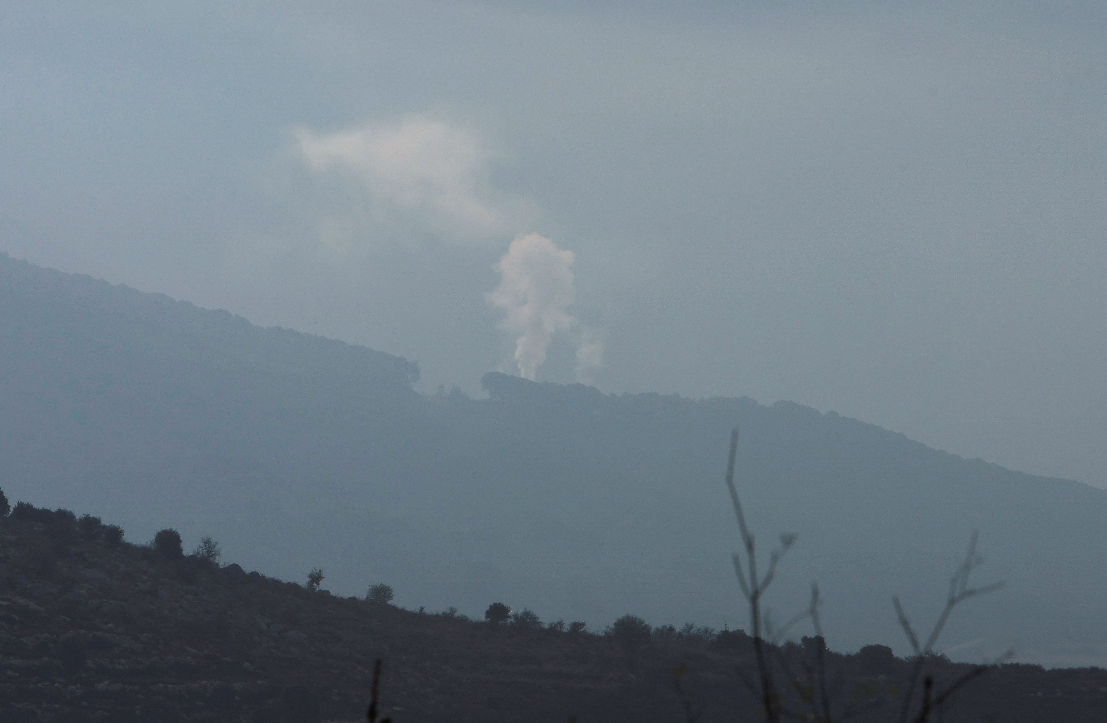 El humo se eleva desde el pueblo de Halta visto desde el pueblo de Ibl al-Saqi en el sur del Líbano, cerca de la frontera con Israel, sur del Líbano, 8 de octubre de 2023 (Reuters)