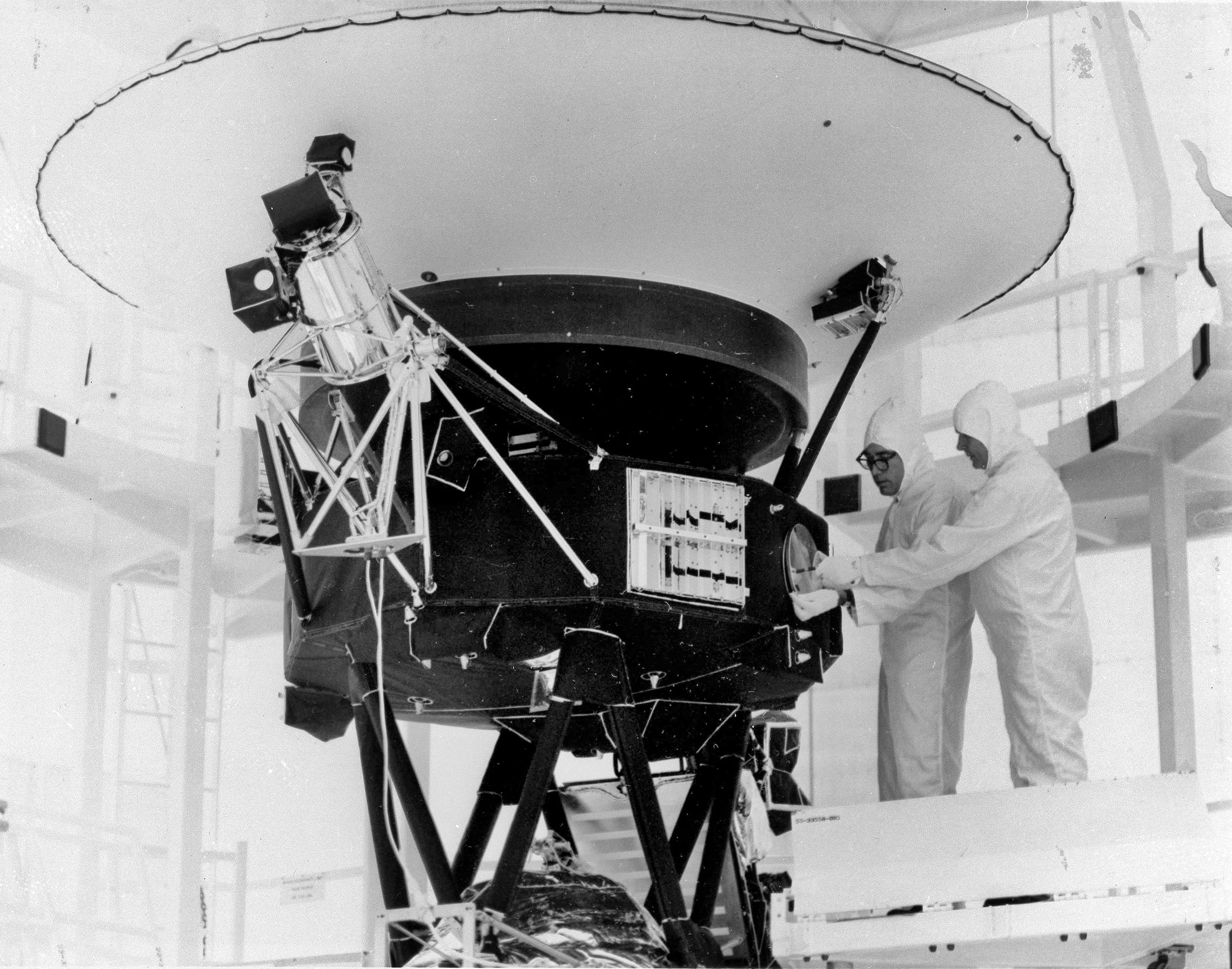 El Voyager 2 en el Centro Espacial Kennedy en Florida, el 4 de agosto de 1977.  (Foto AP /NASA)