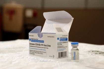 FOTO DE ARCHIVO: Un vial de la vacuna contra el COVID-19 de Johnson & Johnson en el Hospital Universitario South Shore de Northwell Health, Nueva York, Estados Unidos,  3 de marzo de 2021. REUTERS/Shannon Stapleton