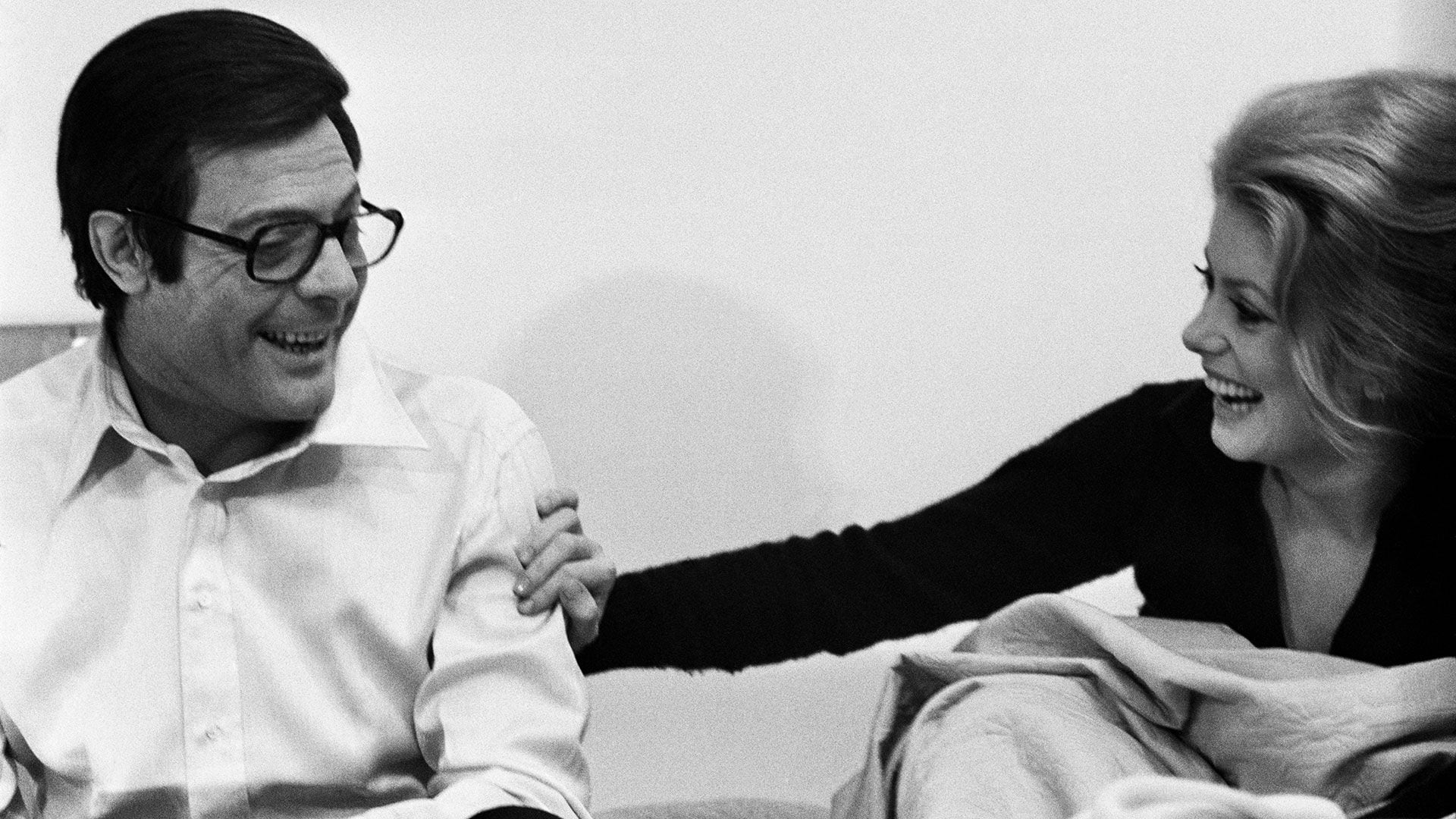 El actor italiano Marcello Mastroianni y su compañera la actriz francesa Catherine Deneuve se ríen en el set de Ça n'arrive qu'aux autres, escrita y dirigida por Nadine Trintignant (Photo by Michel Ginfray/Sygma/Sygma via Getty Images)