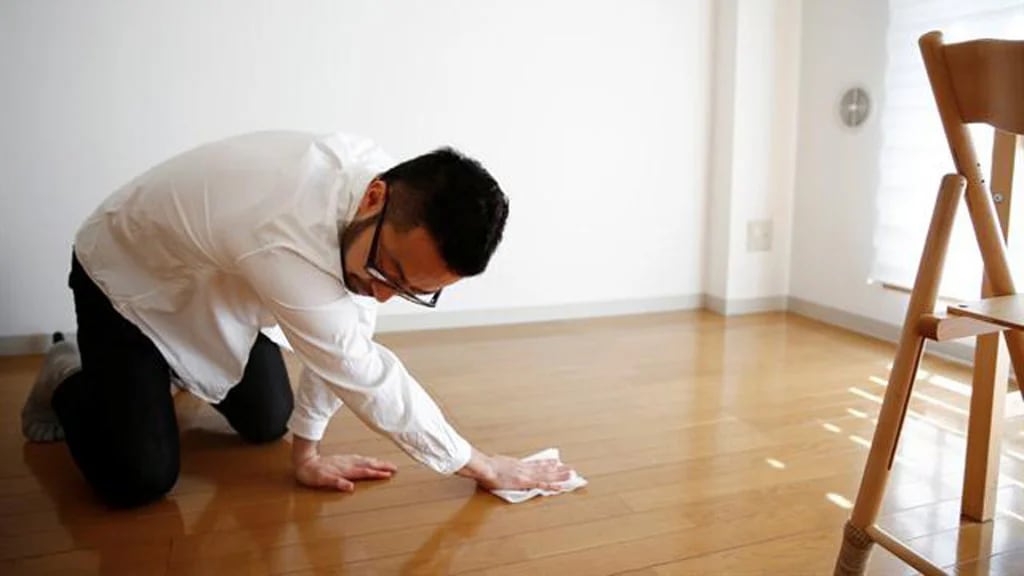 Fumio Sasaki limpiando el piso de su departamento (Reuters)