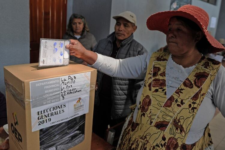 Un mujer indígena aymara emite su voto en La Paz (Photo by JORGE BERNAL / AFP)