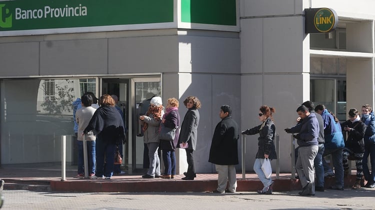 El circuito de recarga de cajeros automáticos es una actividad exceptuada de la cuarentena. El Tesoro del Banco Central, las transportadoras de caudales y los bancos apuntan a que no haya colas en los cajeros. 