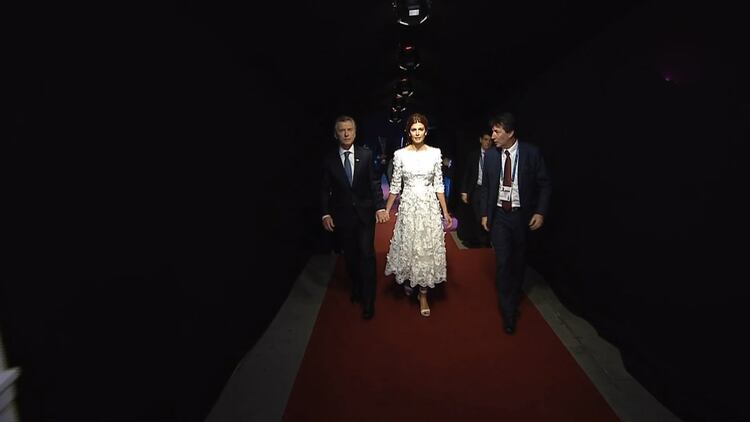 La llegada de Mauricio Macri y Juliana Awada al teatro Colón con un diseño exclusivo de Javier Saiach en blanco profundo y un peinado recogido