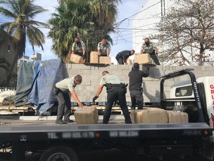 El descubrimiento se llevó a cabo después de que una patrulla de la GN detuvo al tractocamión que circulaba con vidrios polarizados: prohibido por el reglamento de tránsito federal (Foto: Twitter/@GN_MEXICO_)