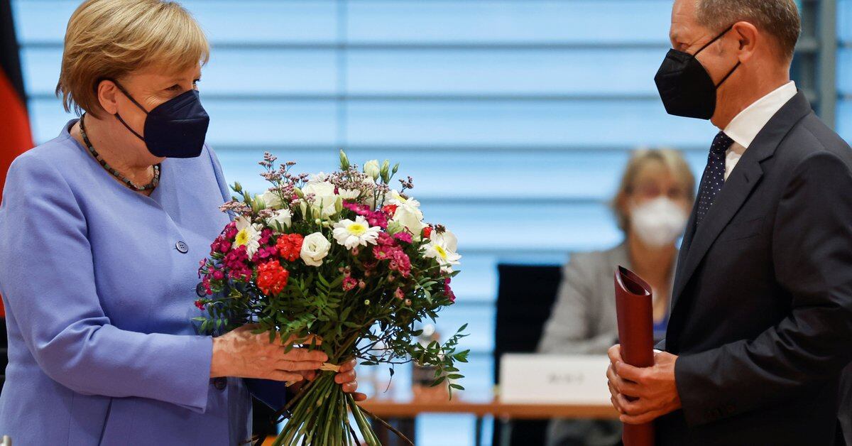 Angela Merkel turned against her party and gave a boost to the Social Democrats by congratulating her former minister Olaf Scholes