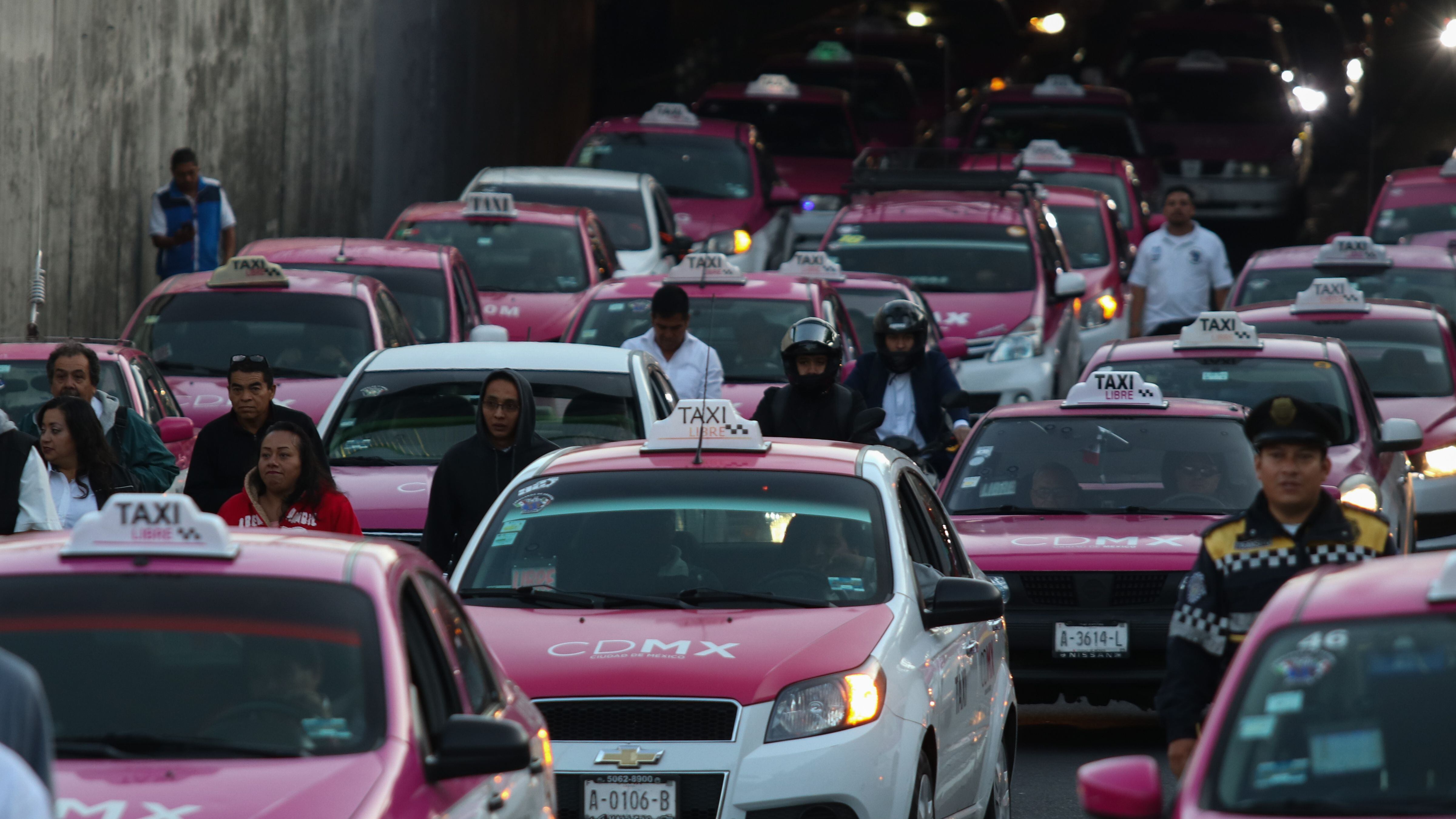CIUDAD DE MÉXICO, 07OCTUBRE2019.- Integrantes del Movimiento Nacional Taxista (MNT) marchan sobre avenida Insurgentes Norte con dirección al Zócalo capitalino, para exigir la regulación de las aplicaciones de transporte particular como UBER y Cabify. FOTO: GALO CAÑAS /CUARTOSCURO.COM 
