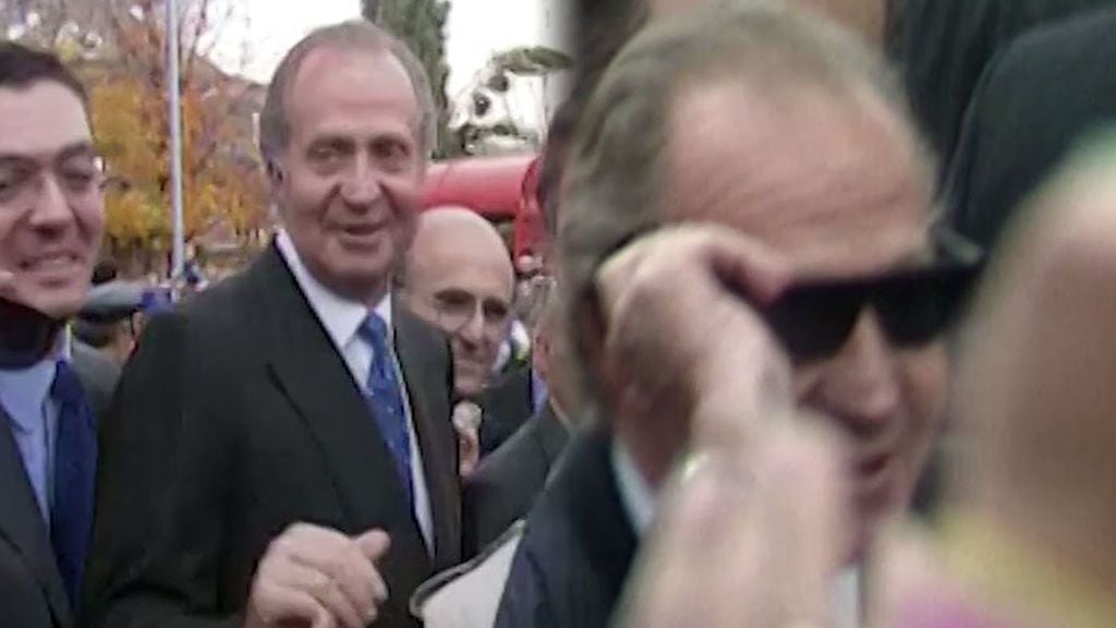 El rey Juan Carlos, con las gafas de 'Caiga quien caiga'. (Mediaset España)