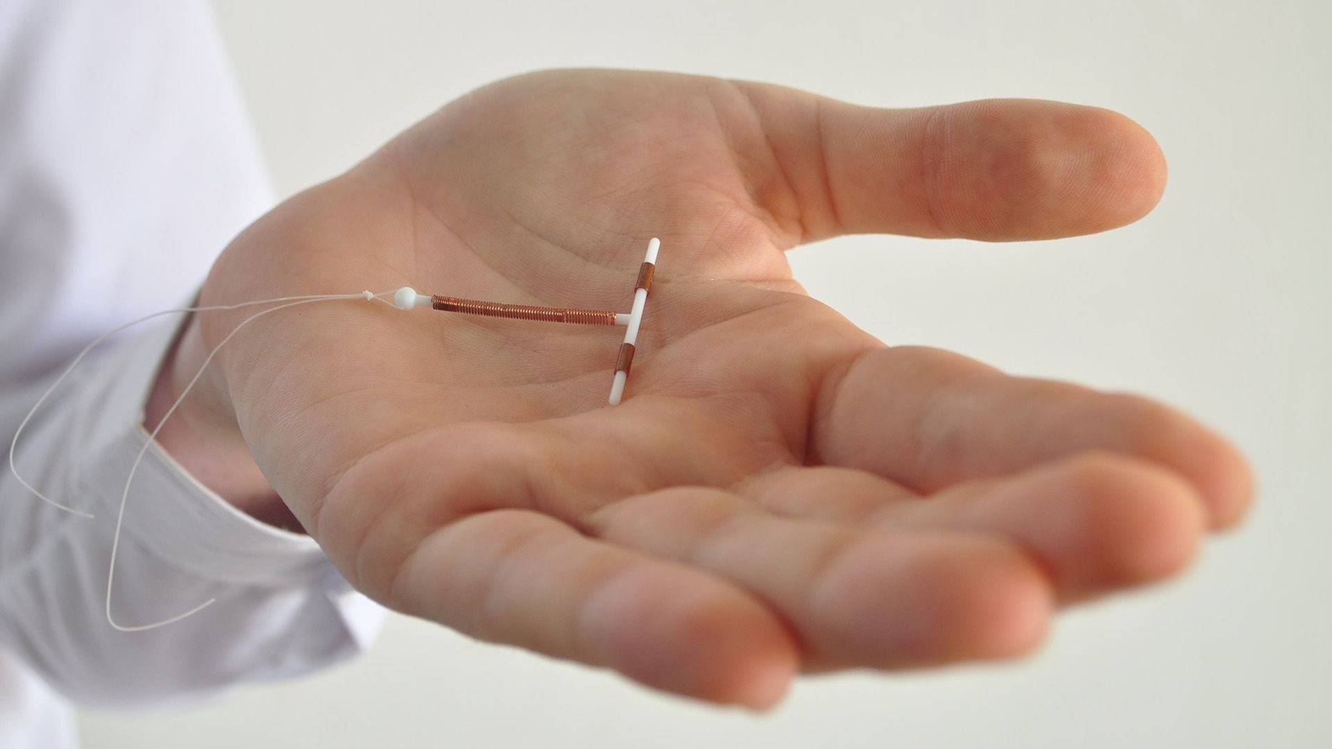 El dispositivo intrauterino (DIU) está recubierto de un hilo de cobre y es colocado por un profesional de la salud  (Getty)