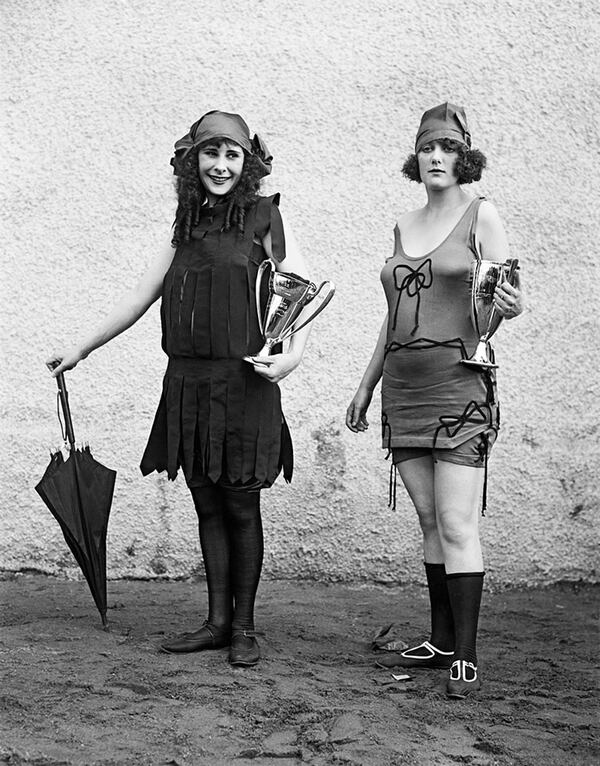 La liberaciÃ³n de la silueta femenina llegÃ³ en 1930, cuando las siluetas ajustadas y los escotes llegaron a las playas y piletas