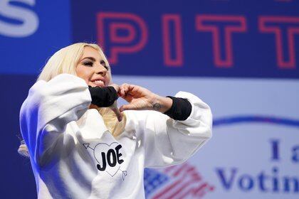 Lady Gaga hace un gesto con el corazón mientras en un acto de campaña de Biden en el Heinz Field de Pittsburgh, Pensilvania, el 2 de noviembre de 2020. REUTERS/Kevin Lamarque