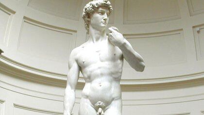 Michelangelo's David é uma escultura de mármore branco, 5,17 metros de altura, amplamente conhecida na imaginação popular. 