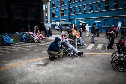 Pacientes esperan por atención médica, el 25 de mayo de 2020, en el Hospital Guillermo Almenara de Lima (Perú). EFE/ Sergi Rugrand
