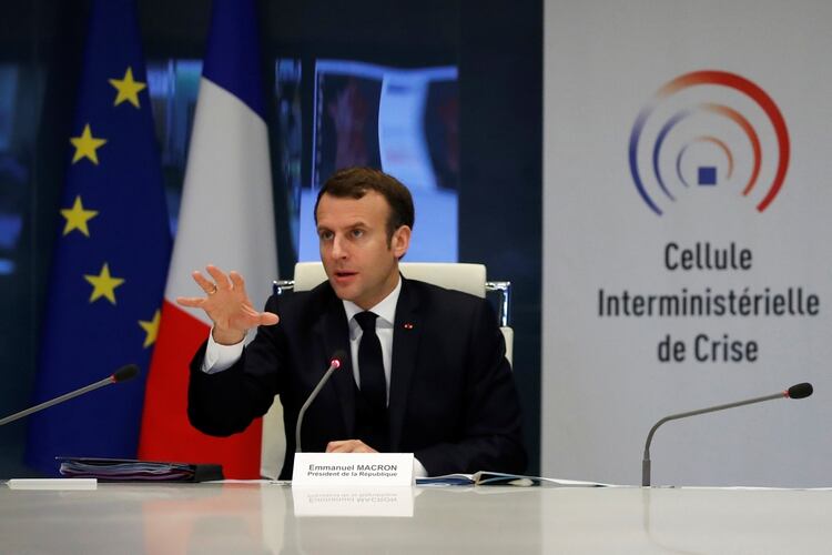 Emmanuel Macron, en una reunión del comité de crisis (Reuters)