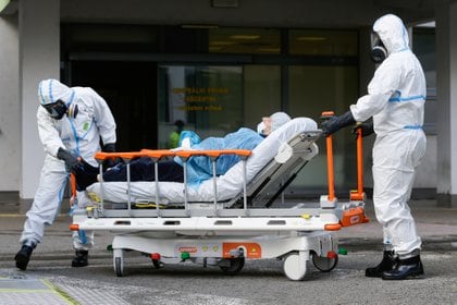 El personal de los Servicios Médicos de Emergencia de Praga traslada a un paciente en Ceska Lipa, República Checa, 18 de marzo de 2021. REUTERS / David W Cerny