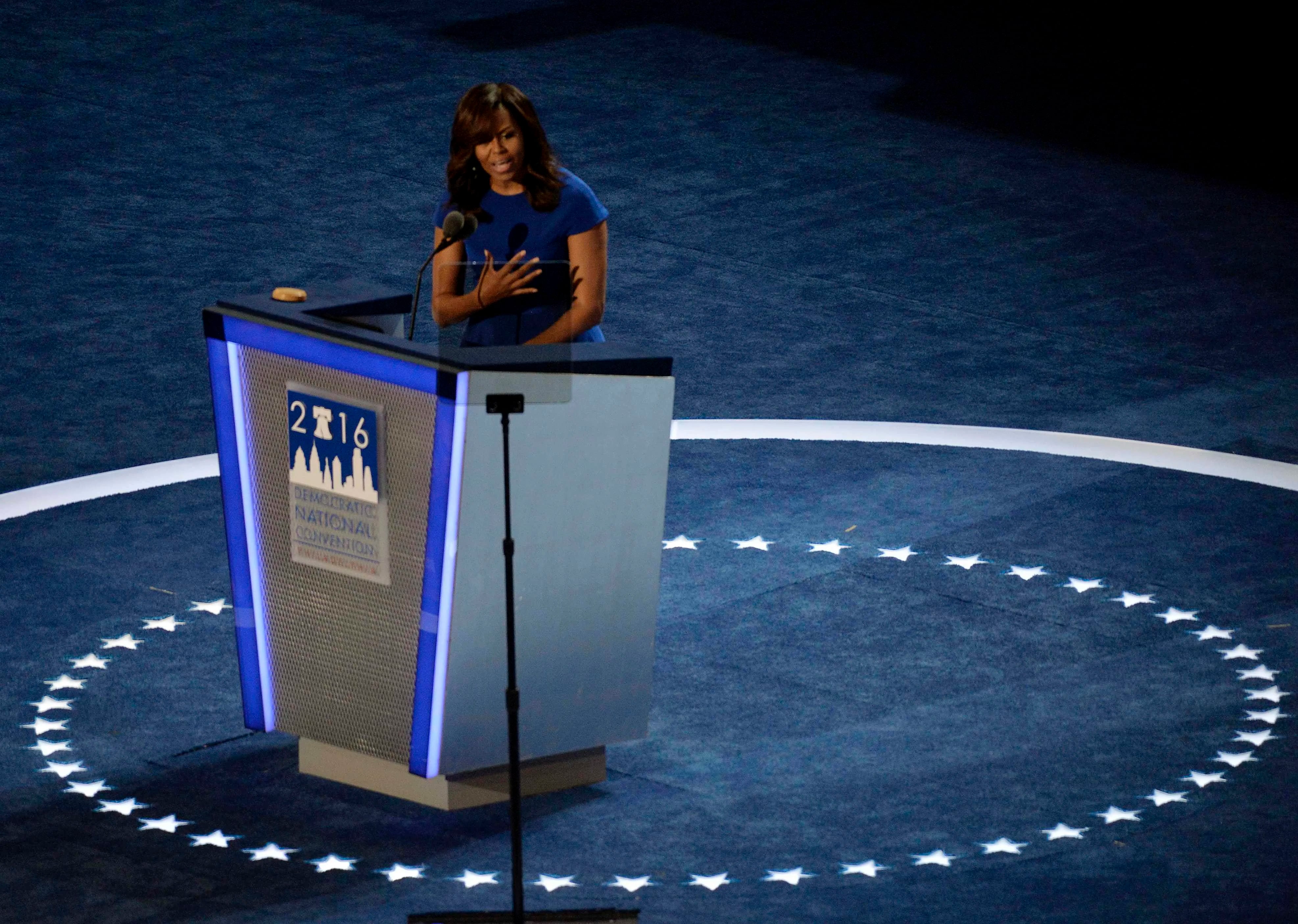 Con un discurso en el que prevaleció un tono íntimo pero con el carácter fuerte que caracteriza a Michelle Obama, la mujer que acompaña al presidente de los Estados Unidos no dudó en hacer una mención sobre el discurso lleno de odio que inunda los medios de comunicación en la actualidad (AFP)