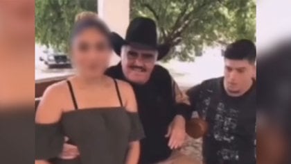 En otra subsecuente grabación se observa cómo el cantante abraza a otra mujer y le toca un seno (Foto: @Miranda Hdez / TikTok)