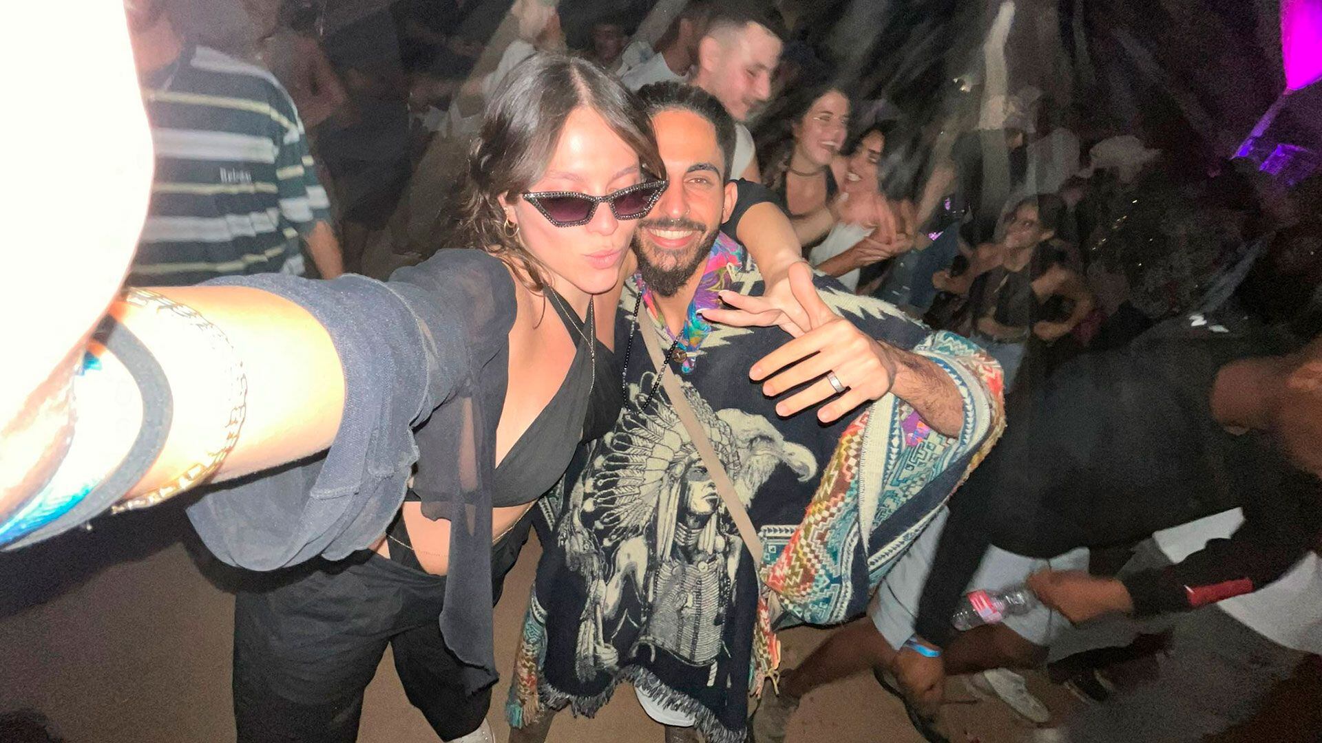 Gal junto a un amigo durante la fiesta electrónica, cuando nada hacía pensar que se iba a transformar en un infierno 