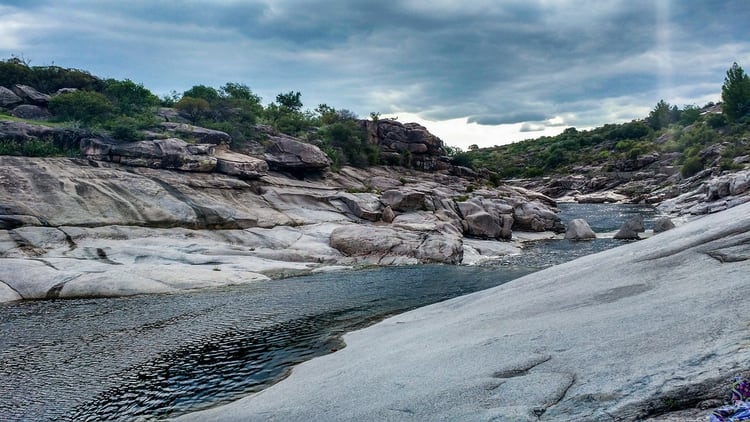 Uno de los mayores atractivos de la ciudad cordobesa, el río Mina Clavero (Shutterstock)