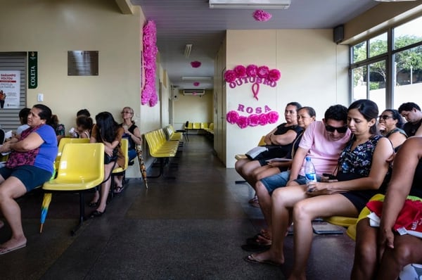 Pacientes esperan ser vacunados en el centro médico José Rayol Dos Santos de Manaus, en Brasil (Gui Christ/The Washington Post)