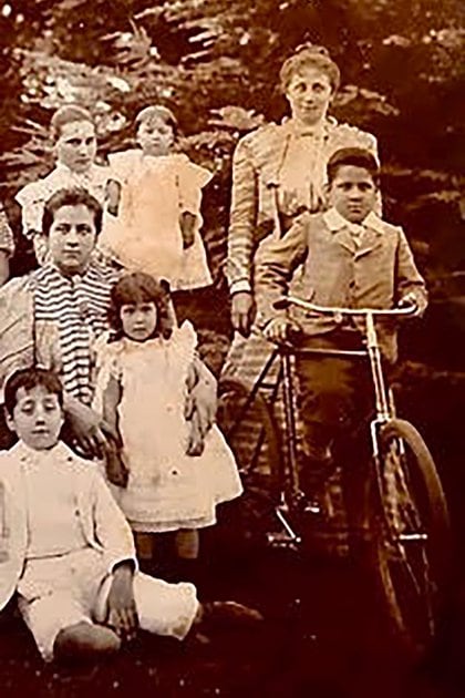 Susini, sobre la bicicleta, en una foto familiar