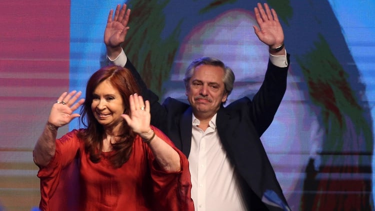 Alberto Fernández y Cristina Kirchner durante los festejos del 27 de octubre (Reuters)