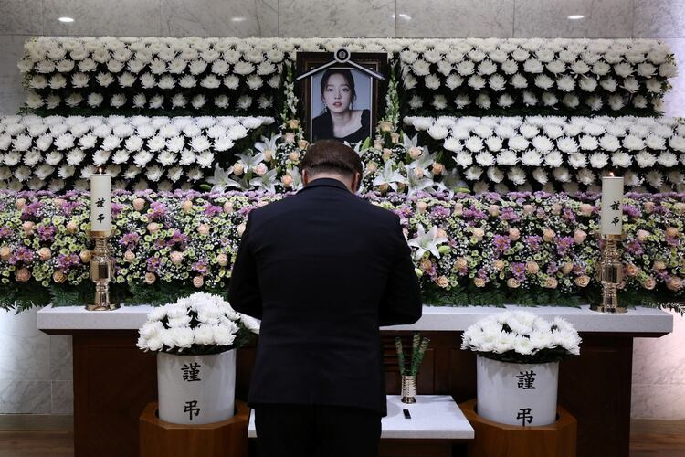 Un hombre rinde tributo a Goo Hara en el hospital St. Mary de Seúl