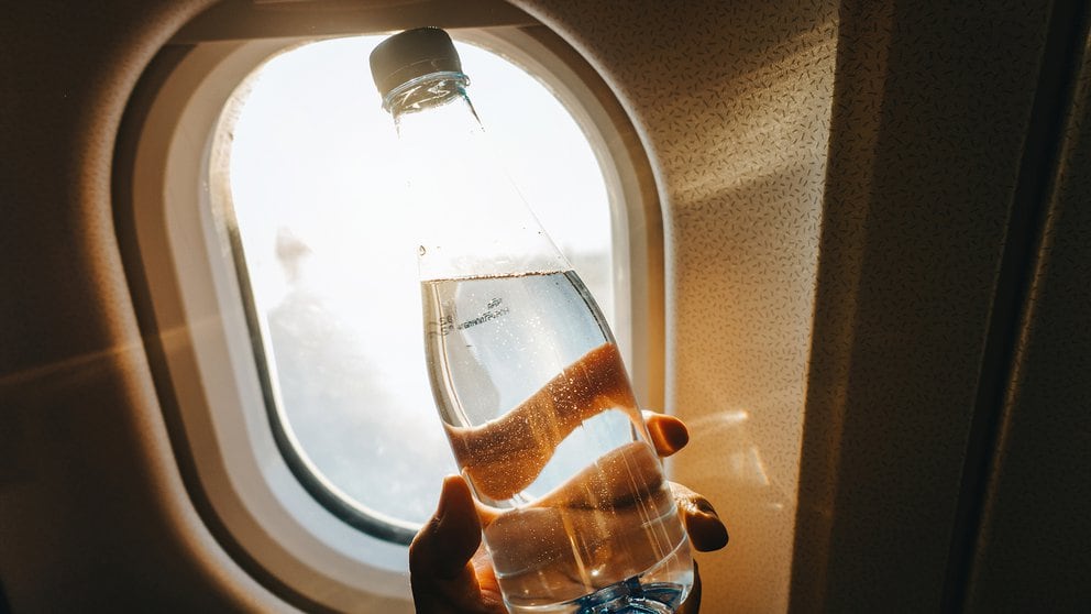Además del servicios de bebidas que se ofrece en el avión, es remendable llevarse una botella de agua personal para el vuelo. (Getty Images)