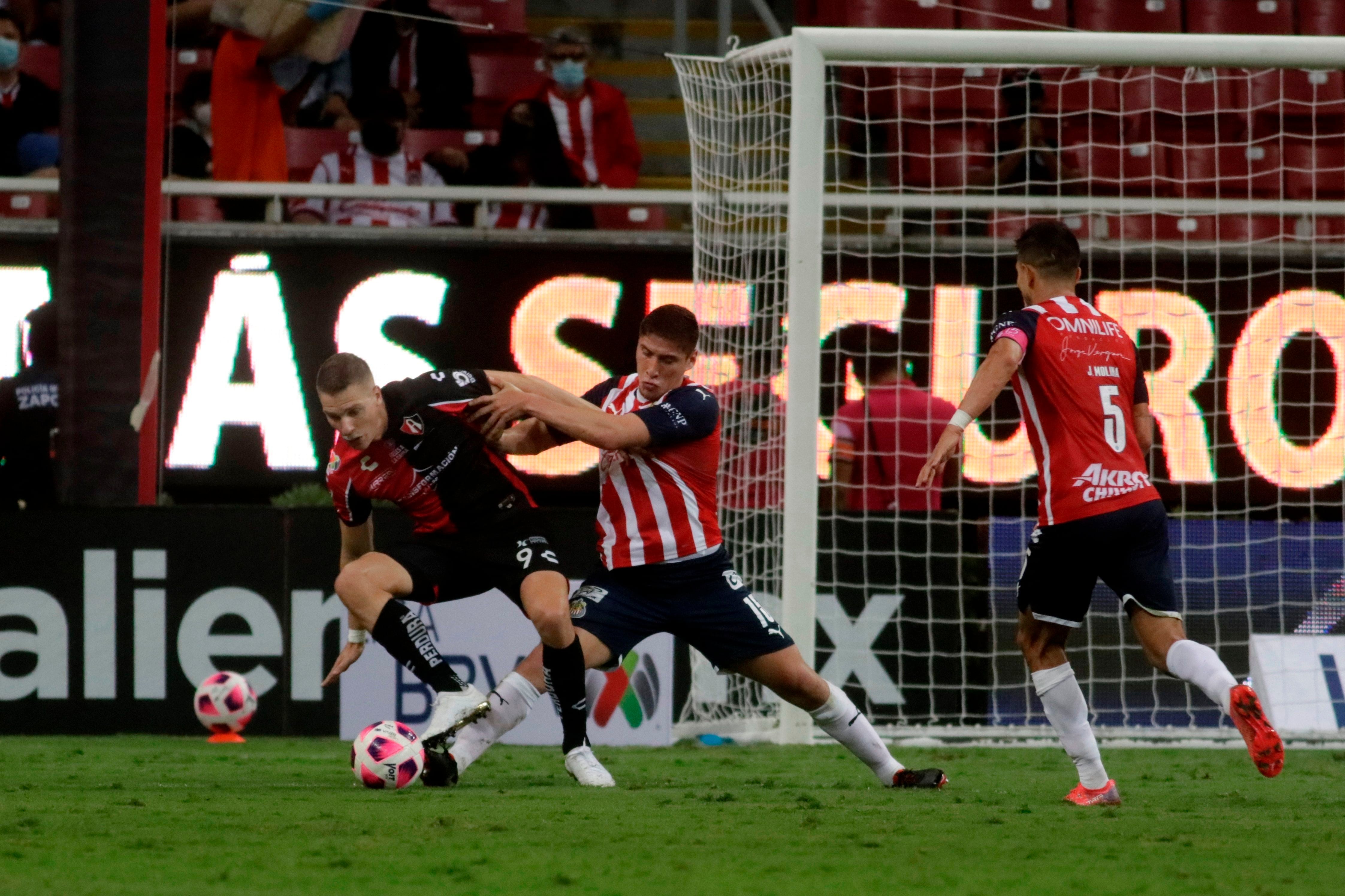 The Mexican defender, Luis Olivas was one of the most outstanding elements of the Chivas during the Apertura 2021. (Photo: Francisco Guasco / EFE)
