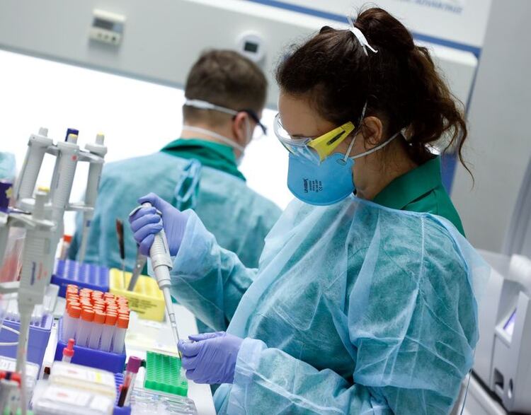 Imagen de archivo de empleados utilizado ropas de protección mientras realizan exámenes sobre el coronavirus en un laboratorio en Berlín, Alemania. 26 de marzo, 2020. REUTERS/Axel Schmidt