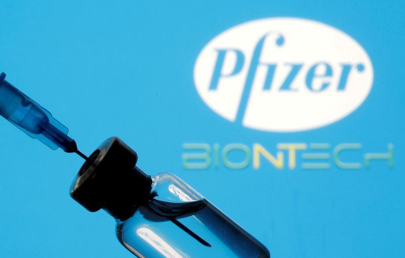 FOTO DE ARCHIVO: Un vial y una jeringa médica frente a los logotipos de Pfizer y BioNTech en esta imagen de ilustración tomada el 11 de enero de 2021. REUTERS/Dado Ruvic