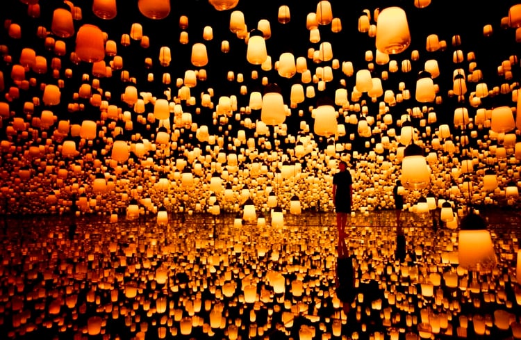 Forest of Resonating Lamps – One Stroke, Fire (teamlab Borderless)