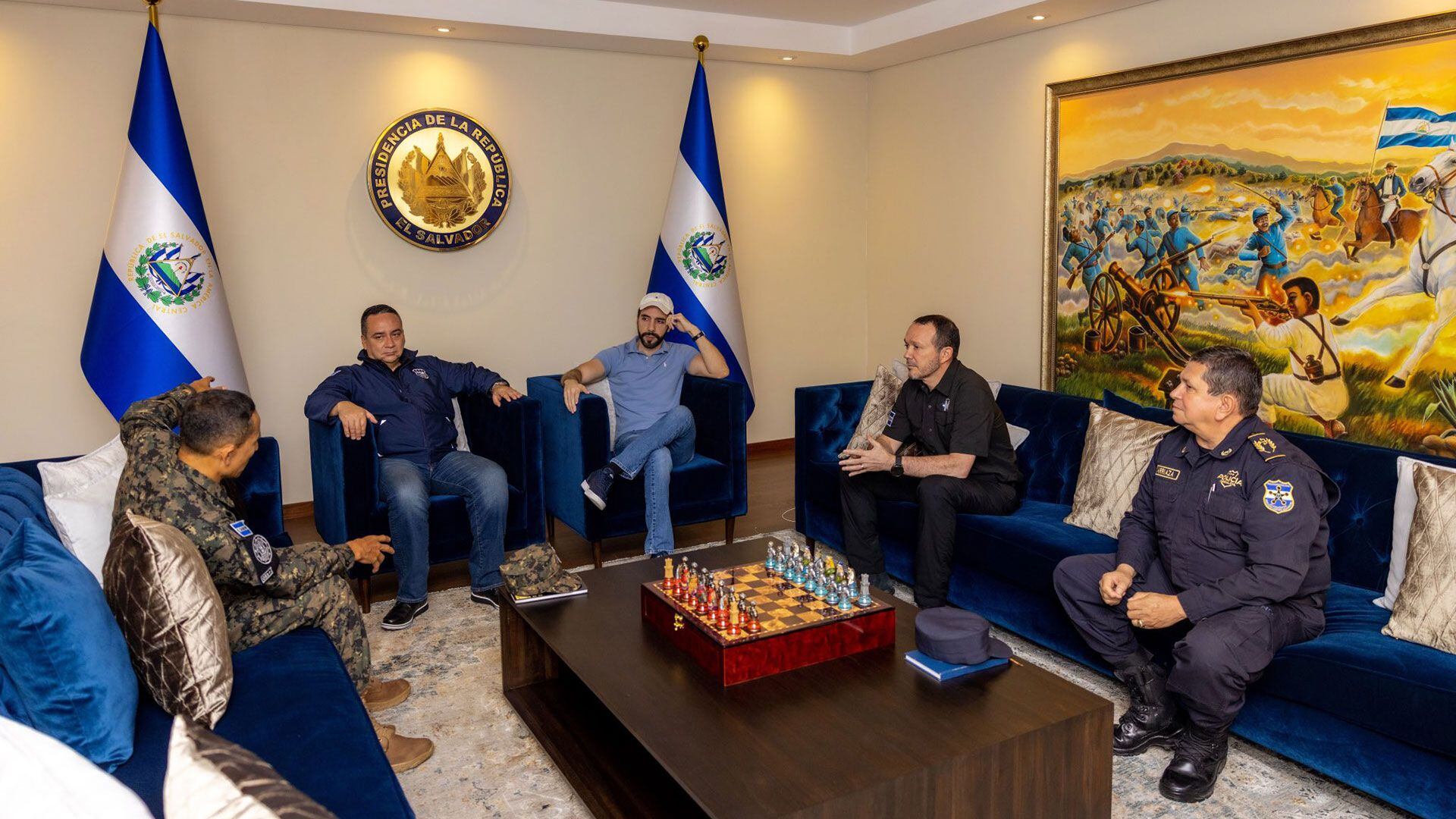 Gabinete de seguridad. El presidente Nayib Bukele de El Salvador (con gorra) se reunió con su gabinete de seguridad el domingo 28 de mayo para abordar la posible escalada de violencia protagonizada por las pandillas.